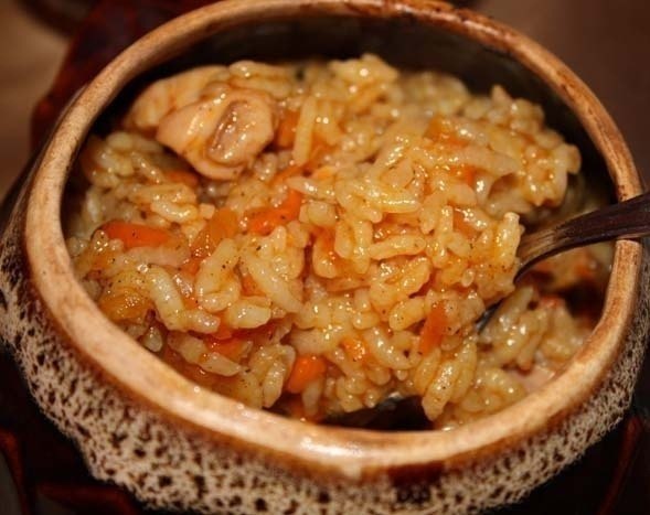 Куриный плов в горшочках.Ингредиенты:- Окорочок куриный — 1 шт,- Морковь — 1 шт,- Лук репчатый — 1 ...