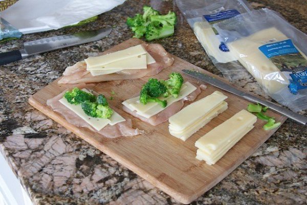 Хрустящие куриные рулетики с брокколи и сыром.Ингредиенты:брокколи (соцветия) 3/4 стаканавода 1 ст. ... - 4