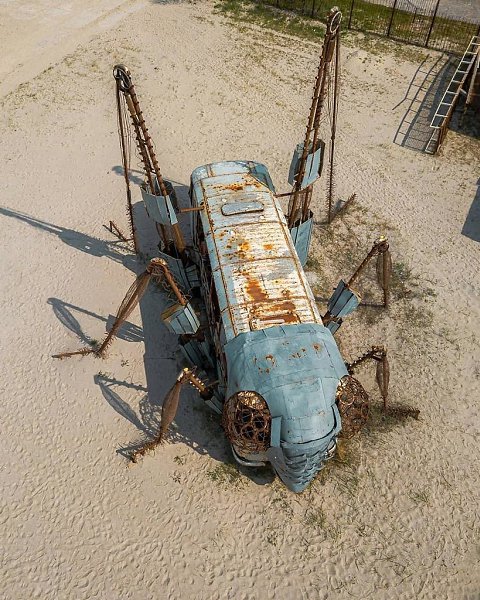 Холодное море. Пустынные пейзажи с причудливыми строениями и конструкциями. Небо затянуло стальною ... - 2