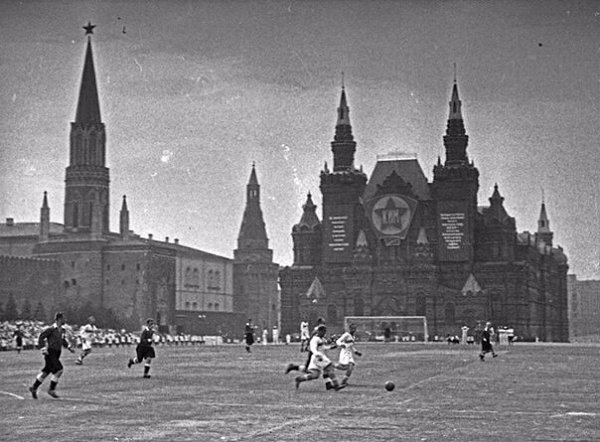 Футбольный матч на Красной Площади, брусчатку застелили ковром. 1936 год.Фотография: Эммануил ...