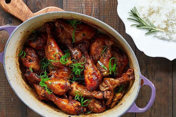 Адобо из курицы.В условиях жаркого климата Филиппин приготовление мяса в уксусе и специях было ...