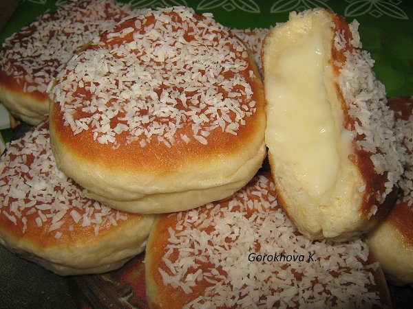 Вкусные жареные булочки с ванильно-кокосовым кремом. Для теста. Молоко 125 мл. Яйцо 1 шт. соль щеп. ...