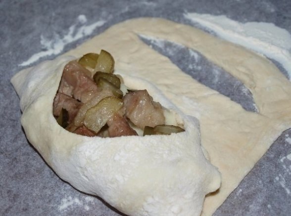 Лодочки из слоеного теста с картофелем, мясом и огурчиками.Ингредиенты: - картофель - 1 кг. - мясо ... - 3