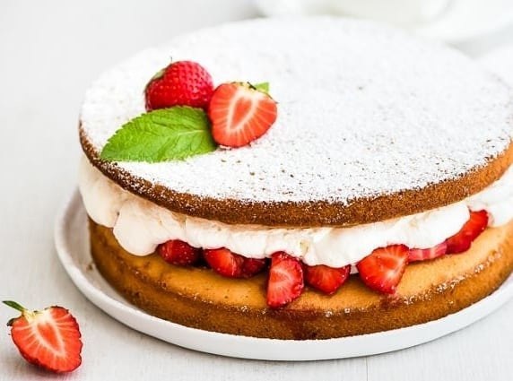 Торт с клубникой и сливками: рецепт вкусного десерта. Предлагаем вам приготовить торт с клубникой и ...