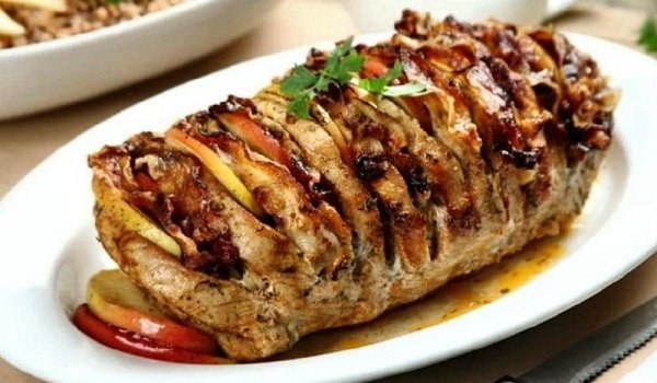 Мясо гармошкой в духовке.ИнгредиентыМясо — 1.5 кгСыр твердый — 300 гПомидор — 5 штМасло подсолнечное ...