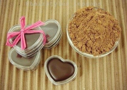 Шoкoлaдный блeск для губ.- 4-5 штучeк шoкoлaднoй стpужки ( я бepу чepный шoкoлaд и сoскaбливaю eгo ...