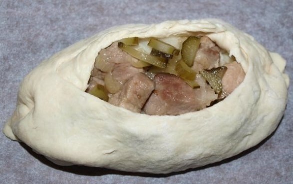 Лодочки из слоеного теста с картофелем, мясом и огурчиками.Ингредиенты: - картофель - 1 кг. - мясо ... - 4