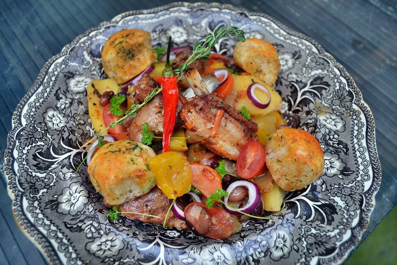 Жаркое из баранины, с овощами, фасолью, и мини булочками. Продукты Бараньи рёбра - 500 гр. Картофель ...