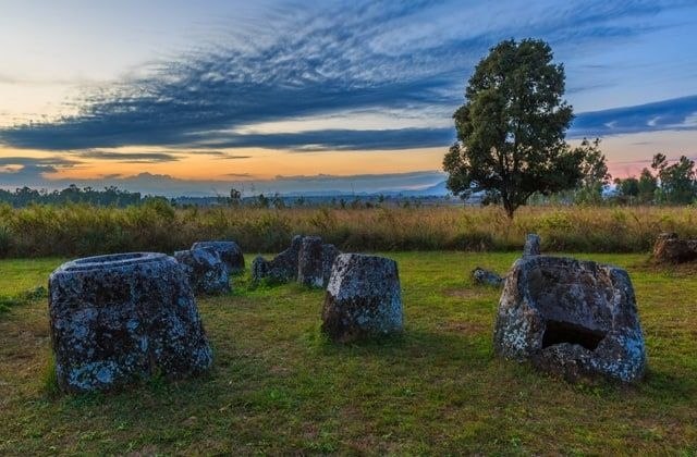 Долина кувшинов Пхонсаван, Лаос.Каменные кувшины высотой 1–3 м, разбросанные по плато Сиангкхуанг в ...