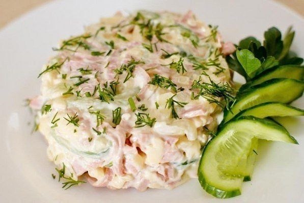 Вкусный салат с ветчиной и сыром.Ингредиенты:Ветчина — 300 гСыр твердых сортов — 200 гОтварные яйца ...