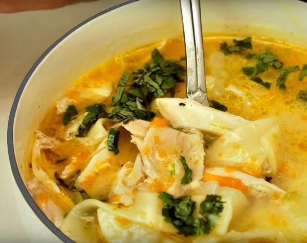 Куриный суп по-болгарски.Ингредиенты:Курица - 800-900 гЛук - 1 шт.Морковь - 1 шт.Болгарский перец - ...