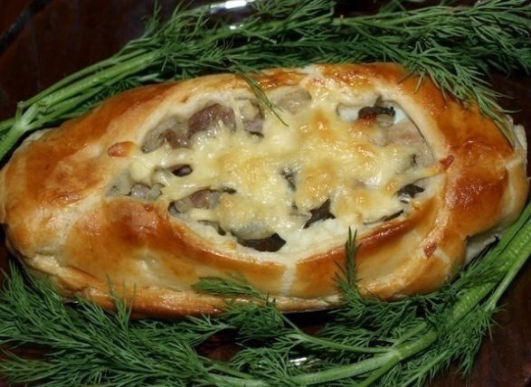 Лодочки из слоеного теста с картофелем, мясом и огурчиками.Ингредиенты: - картофель - 1 кг. - мясо ...