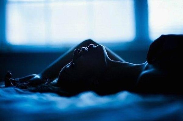 Мне хочется кричать, но город глух.К таким, как я, потерянным прохожим, Кто жалкой половинкою от ...