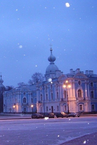 Счастье - это зимняя ночь дома , снегопад за окошком , запах ели , теплый чай и любимая музыка