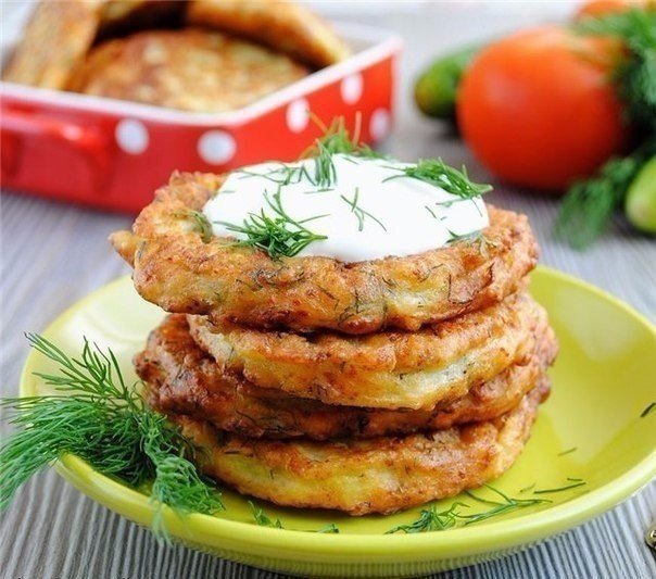 ОЛАДЬИ ИЗ КАБАЧКОВ С СЫРОМ И ЧЕСНОКОМ.ИНГРЕДИЕНТЫ: 1 средний кабачок 1 яйцо 50 гр. натертого сыра ...