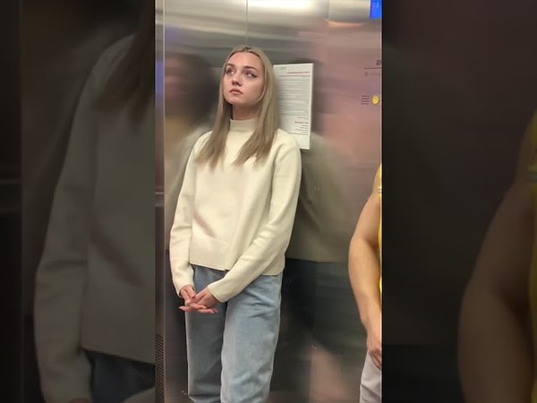 Дама засмущалась и стала раздеваться