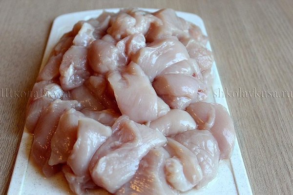 Овощное рагу с курицей.Ингредиенты:Куриное филе или куриная грудка - 600 грКартофель - 400 грЛук ... - 3