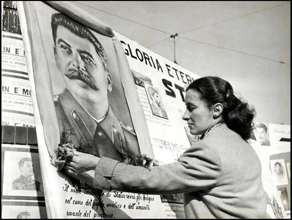 Милан, 6 марта 1953 года. Итальянские коммунисты скорбят у портрета И.В. Сталина после получения ...