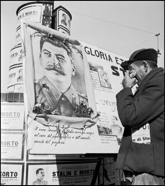 Милан, 6 марта 1953 года. Итальянские коммунисты скорбят у портрета И.В. Сталина после получения ... - 3