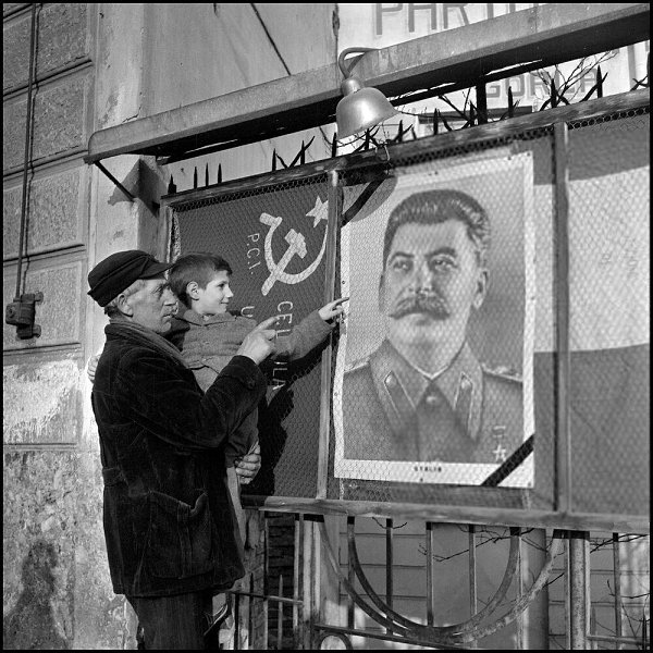 Милан, 6 марта 1953 года. Итальянские коммунисты скорбят у портрета И.В. Сталина после получения ... - 2
