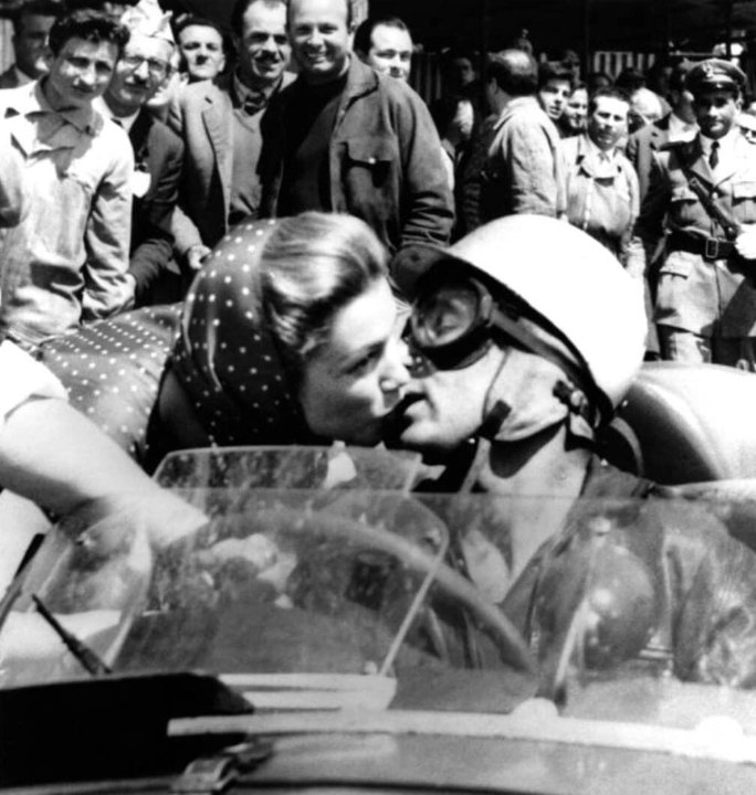 Это известная фотография. У неё даже есть имя собственное - Il Bacio della Morte, "Поцелуй ...