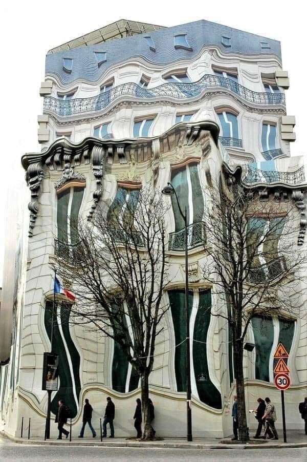 :) Иллюзорное здание в Париже. Это здание кажется нереальным, но как ни странно оно на самом деле ...