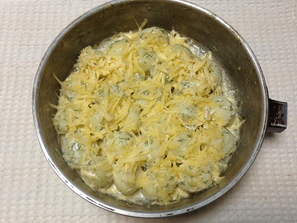 Молодой картофель под сметанным соусом. Ингредиенты картофель 500 г сметана 3 ст.л. сыр 50 г чеснок ... - 8