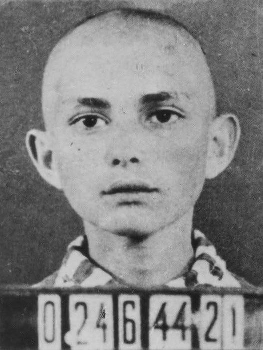 Hа фото: 15-летний узник Освeнцима и Буxeнвальда Имре Кертес. В 1975 году он нaписал poман о жизни ...