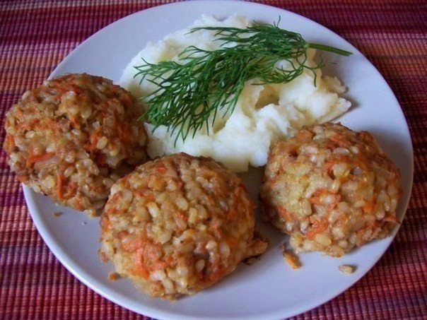 Мясные ежики.Ингредиенты:0,4 кг фарша1 яйцо1/2 лстакана риса (сырого)150 г сметаны3- 4 ст ложки ...