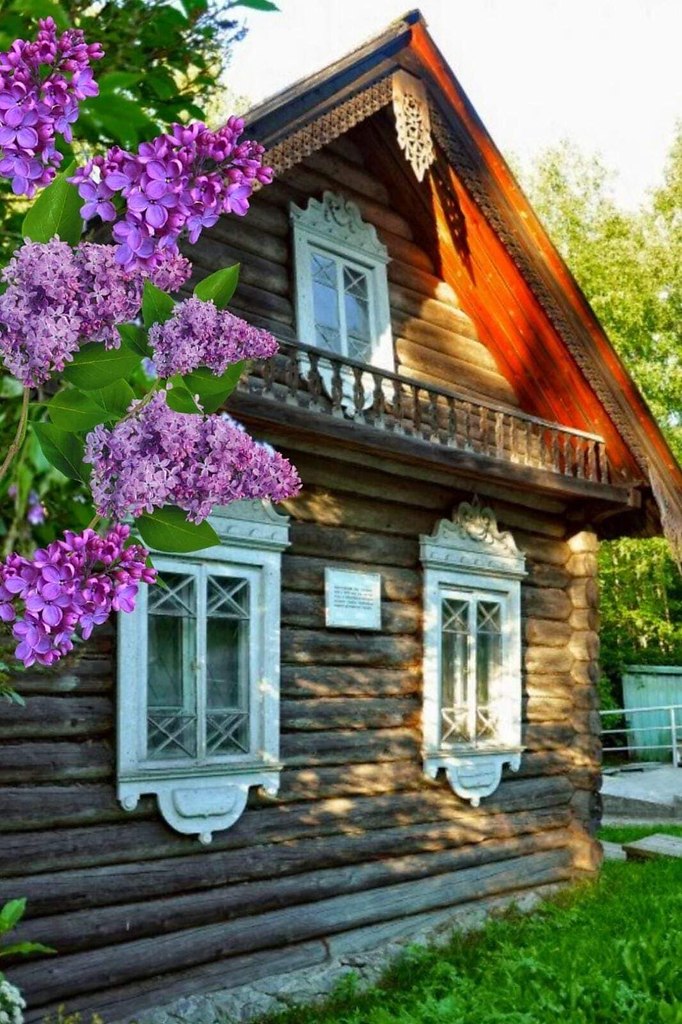 :) - Слышали, к Ивану жена приехала ?- шептались бабы в магазине. - Ой, божечки, а как же Павлина, - ...