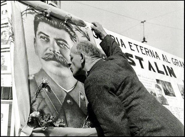 Милан, 6 марта 1953 года. Итальянские коммунисты скорбят у портрета И.В. Сталина после получения ... - 5