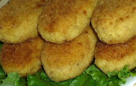 Биточки из пшенной каши.Для приготовления биточков потребуется: 1 стакан пшена; 1 луковица; 1 яйцо; ...