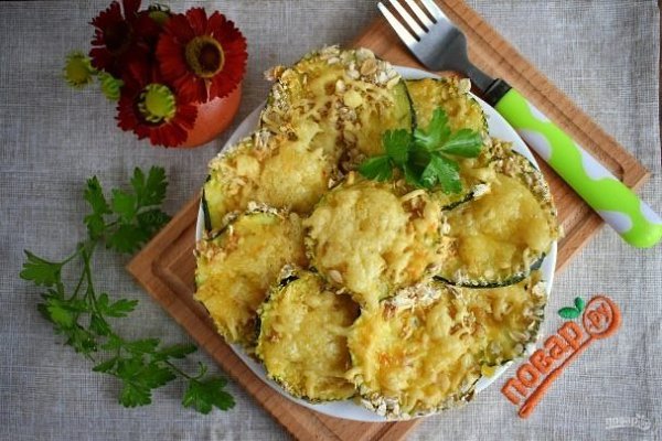 Кабачки в духовке с сыром и чесноком.Ингредиенты:Кабачок — 600 ГраммХлопья овсяные — 150 Грамм ...