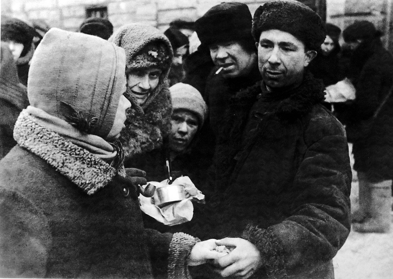В январе 1943 года одна ленинградка, Зинаида Епифановна Карякина, слегла. Соседка по квартире зашла ...