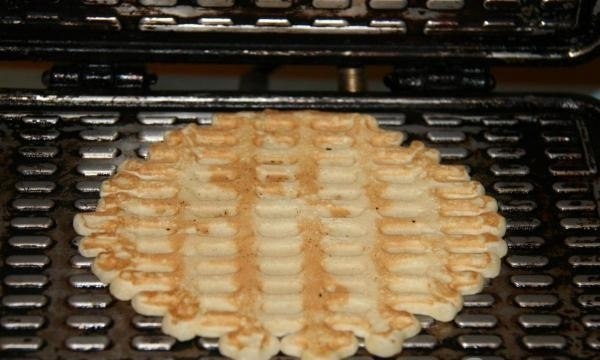 Хрустящие вафельные трубочки .Ингредиенты: - маргарин - 100гр- куриное яйцо - 3 шт.- сахар песок - ... - 3