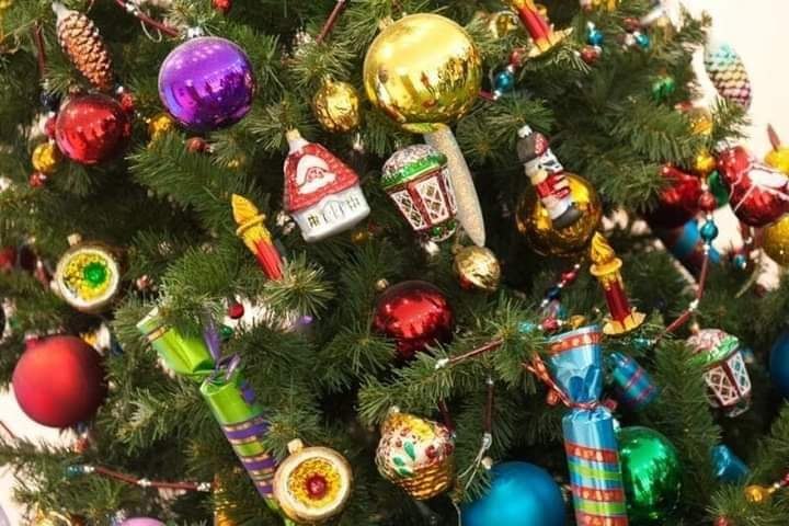 :) Накануне Нового года к Ларисе зашла соседка. Прошла в комнату и ахнула: – Вот это елка! Какая ...