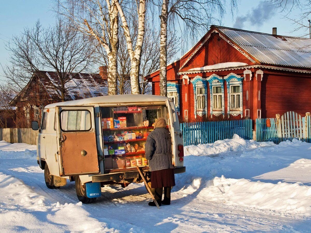 Старушка в валенках, в фуфайке по колени, Бредет тропинкою из непролазной дали. Сегодня Автолавка на ...