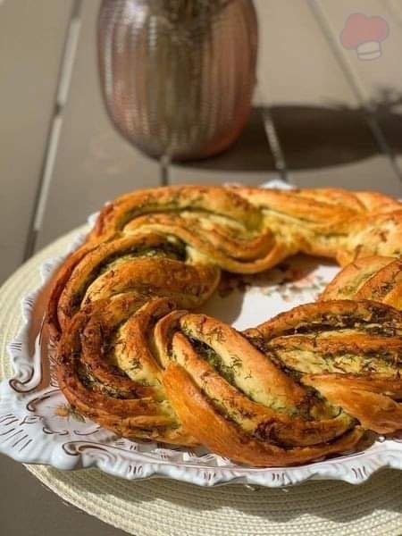 Хлеб «Чесночный Венок».Очень вкусный хлеб к супчику.Ингредиенты:• Мука-500 гр• Вода тёплая- 300 гр• ...