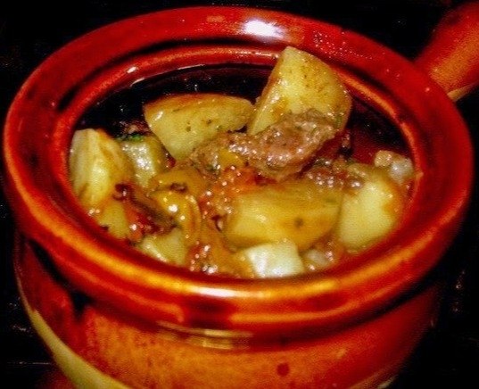 Готовим в горшочках: мясо с картофелем и овощами.Ингредиенты:лукперец ...