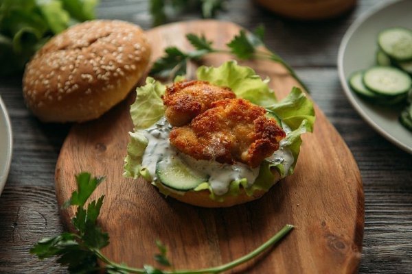 Бургеры с курицей и сметанным соусом. Сохрани рецептик! Ингредиенты:Булочки для бургеров — 6 ... - 4