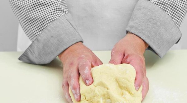 Капустный пирог.Ингредиенты:3,5 стакана муки + ещё немного200 г сливочного масла3 яйца1 стакан ... - 2