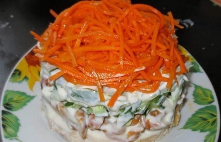 Салат с корейской морковью и грибами.Ингредиенты:Куриное филе (отварное) — 300 гОгурцы — 3 шт.Опята ...