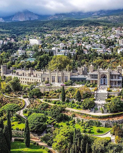 Воронцовский дворец. Алупка. Чудесное сочетание: величие Крымских гор и праздничность великолепного ...