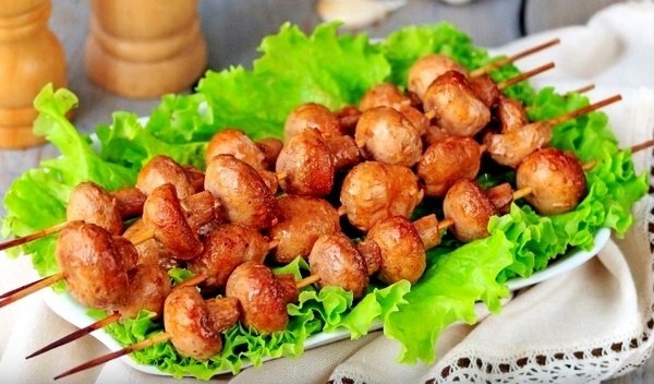Шампиньоны на мангале – рецепт маринада с майонезом и чесноком.Для приготовления нам ...