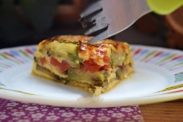 Запеканка из кабачков с помидорами и сыром.Ингредиенты: кабачок - 2 шт.; помидоры - 2 шт.; твердый ...