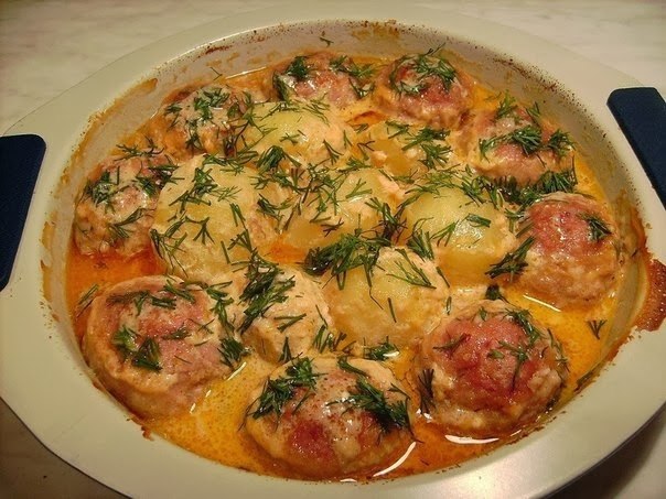 Котлеты с картошкой в соусе. Ингредиенты: Фарш мясной - 400 г, лук, чеснок, батон замоченный в ...