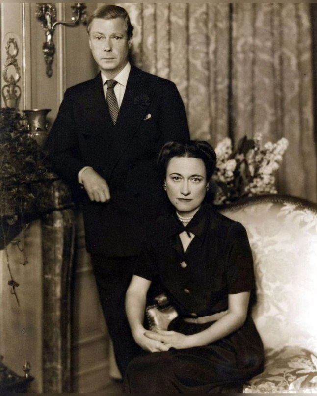 История любви Эдуарда VIII и Уоллис Симпсон описана в мемуарах, романах и сценариях, но продолжает ...