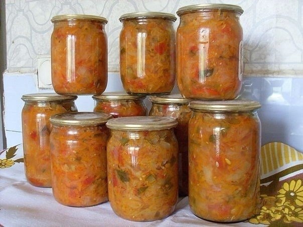 Солянка. Ингредиенты: 1,5 кг капусты, 1,5 кг помидоров, 1 кг огурцов, 1 кг лука, 1 кг моркови, 0,5 ...