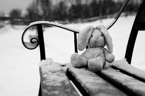 На заснеженной улице тишь, Фонари отрешенно мигают, Ты одна в целом мире стоишь Целомудренна, хоть и ...