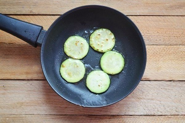 Запеканка из кабачков с помидорами и сыром.Ингредиенты: кабачок - 2 шт.; помидоры - 2 шт.; твердый ... - 4